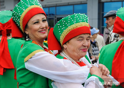 Борис Дубровский на выставке "АГРО-2018". Челябинск, женщины в национальных костюмах, счастливые пенсионеры