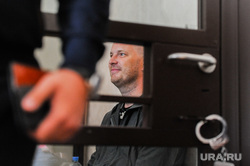 Избрание меры пресечения Антону Бахаеву в Центральном районном суде. Челябинск, бахаев антон, клетка, наручники