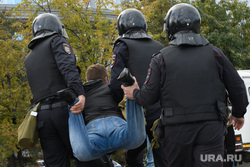Задержания участников митинга против пенсионной реформы в Екатеринбурге, арест, вынос тела, космонавты, задержание