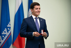 Иван Ургант дал напутствие губернатору ЯНАО Артюхову и показал его школьное фото. ВИДЕО