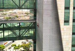 Руфер забрался на крышу здания банка Bancolombia