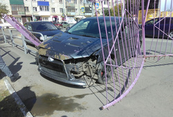 Автомобиль протаранил школьные ворота