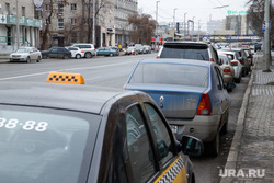 Выделеная полоса общественного транспорта на Малышева. Екатеринбург, парковка, автомобили