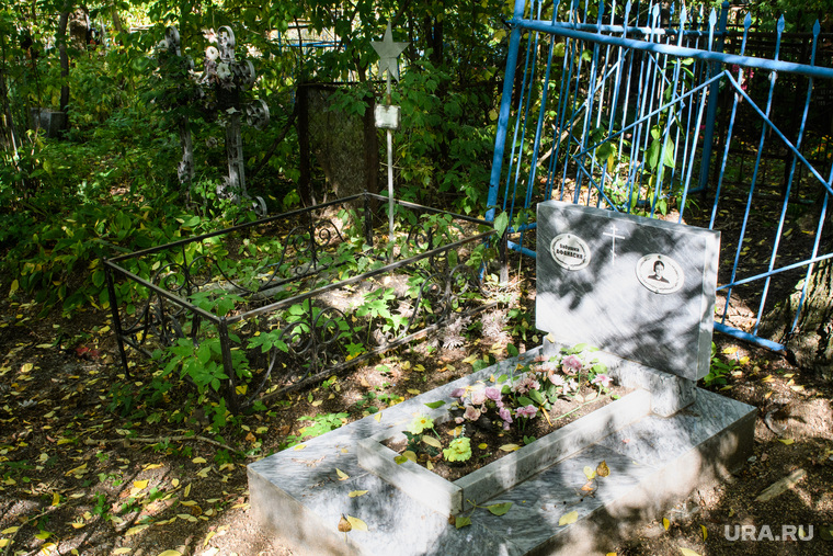 Могила Виктора Маниона на Ивановском кладбище. Екатеринбург