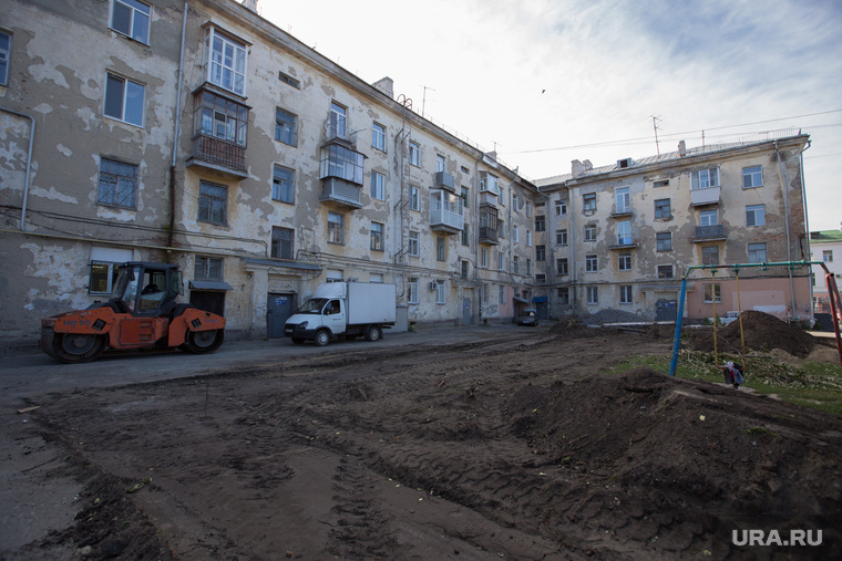 Во дворе снесли деревья и детскую площадку