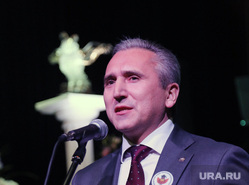 Моор официально стал главой Тюменской области. От своего предшественника он получил приятное послание