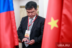 XI Пленарное заседание российско-китайского комитета дружбы, мира и развития. Москва, флаги россии и китая