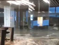 Потоки воды заливают первые этажи, несмотря на подготовку зданий