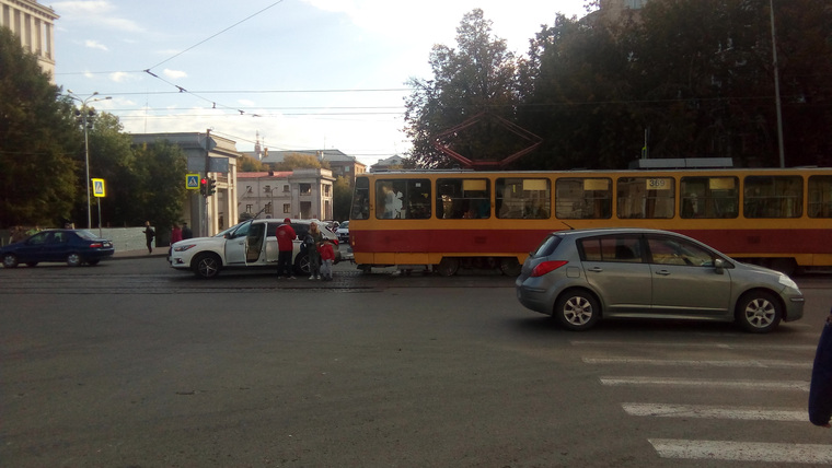 Иномарка и трамвай «встретились» в центре Екатеринбурга