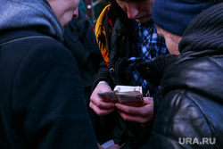 Старт продаж Apple IPhoneX в re:Store на Тверской, 27. Москва , очередь за айфонами, считает деньги, купюры, продажа, покупка