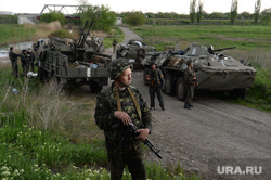 Гражданские блокируют военную технику между Краматорском и Славянском. Украина, военная техника, солдаты, украинская армия