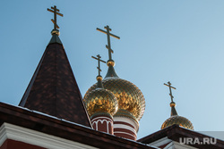 Детский праздник Масленица. Курган, купола храма, церковь, кресты, храм