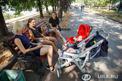 Жизнь Екатеринбурга в жару, коляски, дети, мамы, младенцы