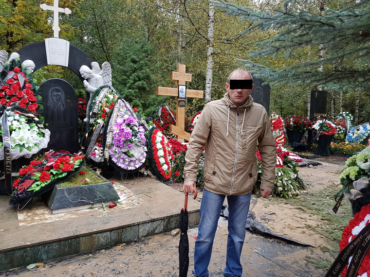 На могиле Владимира Вагина сейчас установлен деревянный крест. Цветами прощавшихся с вором уставлены и другие захоронения