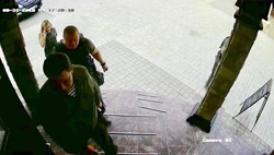 Через секунду над головой входящих в кафе прогремит взрыв
