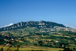 Сан-Марино — маленькое государство в Южной Европе, со всех сторон окружено территорией Италии
