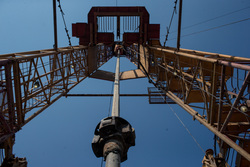 Открытая лицензия на 30.07.2015. Добыча нефти и газа, буровая, вышка, нефть, романовское месторождение