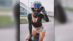 Девушка вела свой блог о мотоциклах