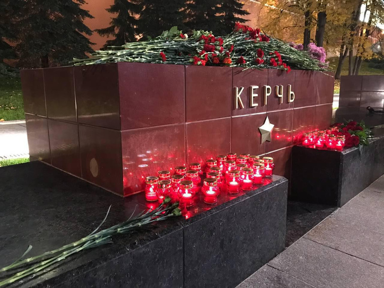Так выглядит Александровский сад в Москве сейчас. Почтить память погибших в Керченском политехе приходят десятки людей