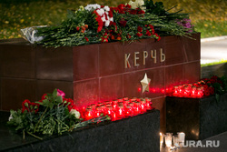 Мемориал памяти в Александровском саду по погибшим во время массовой стрельбы в Керченском политехническом колледже. Москва, город герой керчь, мемориал, цветы, память