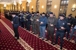 С местными жителями он побеседовал в мечети