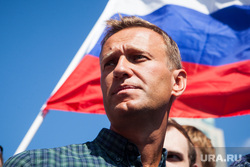Митинг Либертарианской партии против пенсионной реформы. Москва, российский флаг, протестующие, навальный алексей, митинг, триколор, флаг россии, протест