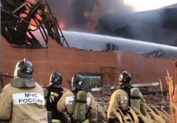 В Сети появились кадры масштабного пожара на заводе УГМК. ВИДЕО