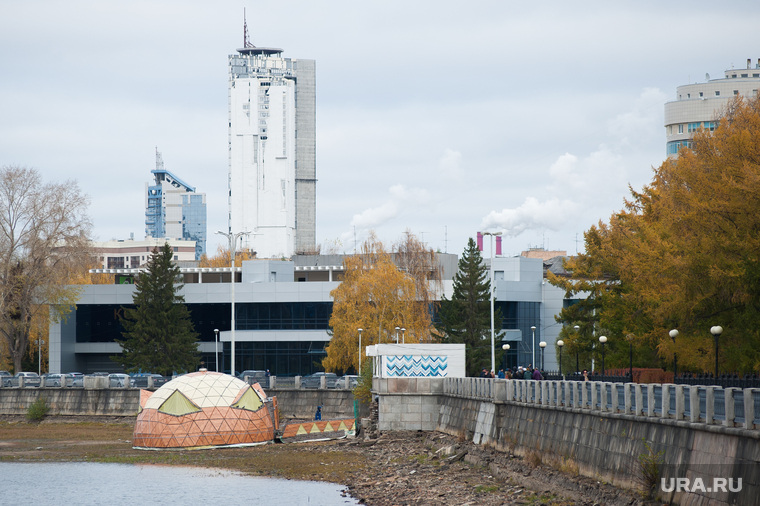 Снос незаконно установленной полусферы на городском пруду Екатеринбурга, набережная городского пруда, полусфера