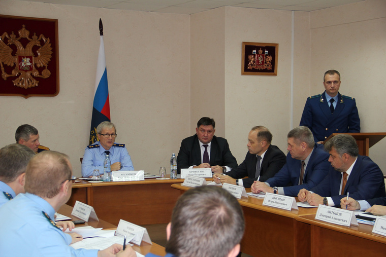 Михаил Богинский (слева от свердловского прокурора Охлопкова) впервые принял участие в столь представительном совещании.