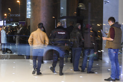 После нападения полицейские перекрыли первый этаж небоскреба