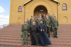 Костюк (справа) служит капелланом в одной из воинских частей