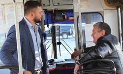 Олег Харченко (слева) с водителем автобуса