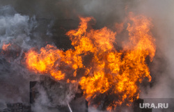 Пожар на улице Карьерной, 30. Екатеринбург, пожар, тушение огня, огонь