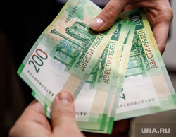 Презентация новых денежных банкнот номиналом 200 и 2000 рублей. Екатеринбург, пачка денег, новые деньги, банкноты, 200 рублей, рубли