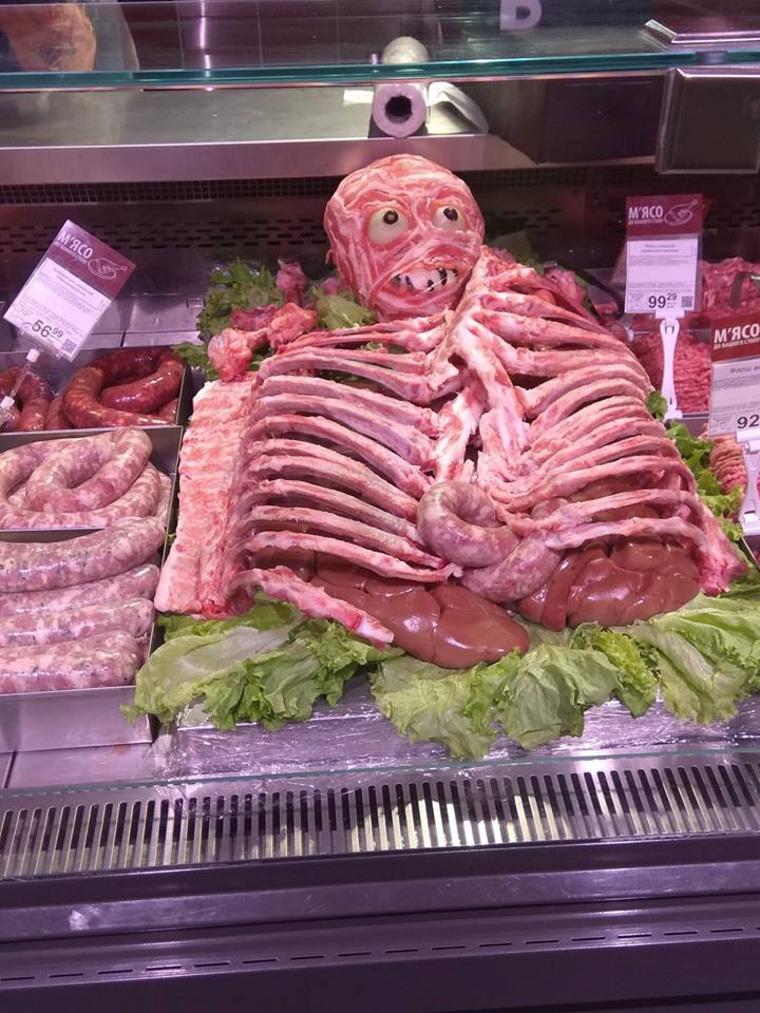 Продавцы натуралистически выложили скелет из мясопродуктов