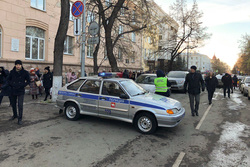 Эвакуация правительства Челябинской области, полицейская машина