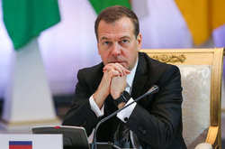 Медведев заинтересовал журналистов своим недешевым галстуком