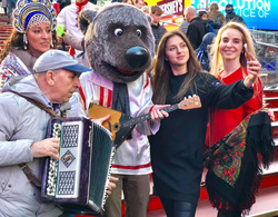 На Таймс-сквер пели русские народные песни и танцевали под «Барыню» и «Калинку»