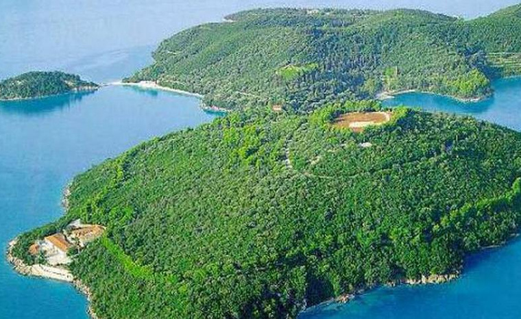По данным СМИ, остров Скорпиос уральский миллиардер подарил своей дочери Екатерине