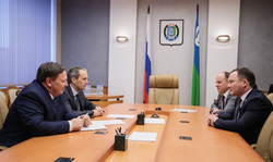 Дмитрий Кузьменко (слева, рядом с Бухтиным) продолжает посещать официальные мероприятия в ХМАО, хотя он уже официально ГФИ по Тюменской области