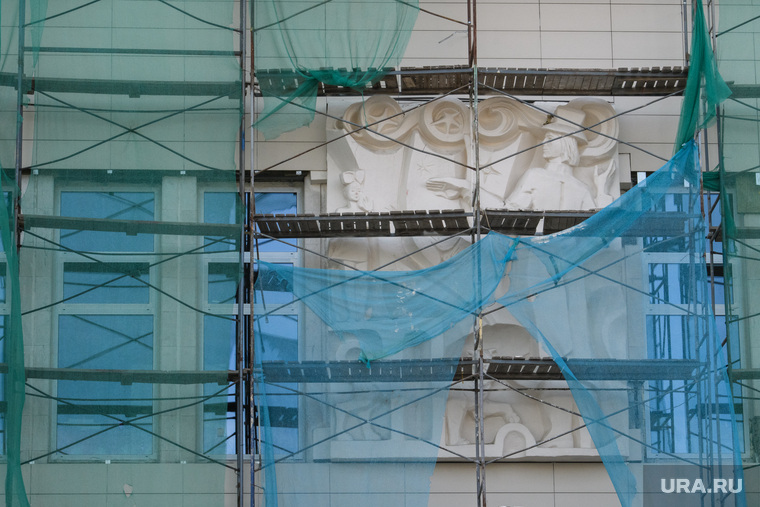 Екатеринбургский цирк на реконструкции, строительные леса, барельеф, реконструкция