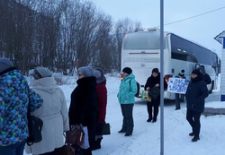 На плакате: «Нас ждут дома семьи, а мы ждем автобус»
