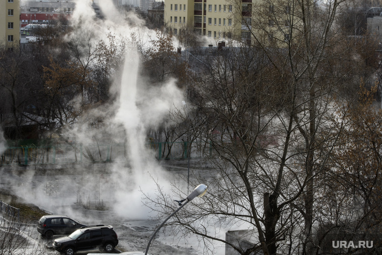 Прорыв горячей воды на улице Крылова. Екатеринбург