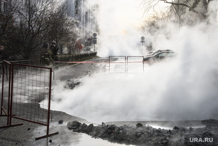 Прорыв горячей воды на улице Крылова. Екатеринбург