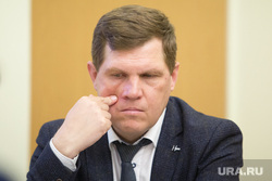 Заседание комитета  Курганской областной Думы по экономической политике. г. Курган , пустозеров руслан, рука у лица