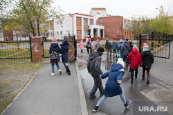 Клипарт. Курган, дети, школьники, дорога в школу
