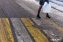 Виды города. Екатеринбург, пешеходный переход, ноги, обувь, грязь на дороге, каблуки