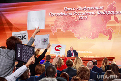 Ежегодная итоговая пресс-конференция президента РФ Владимира Путина. Москва, плакаты, путин владимир, вопросы путину, пресс-конференция президента рф