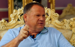 В этот момент депутат думы Перми Владимир Плотников говорит: «Я из горла у вас вырву»