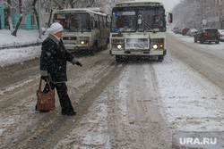 Снег в городе. Курган., пешеход, пазик, снег в городе, нечищенная дорога